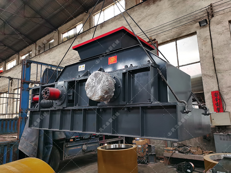 大型半自動液壓對輥制砂機發(fā)貨 發(fā)往廣西