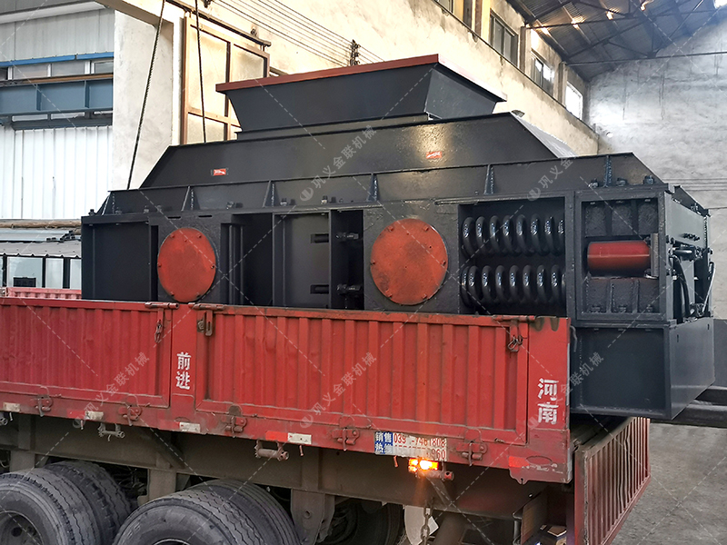 單臺大型對輥式制砂機設(shè)備發(fā)貨圖片