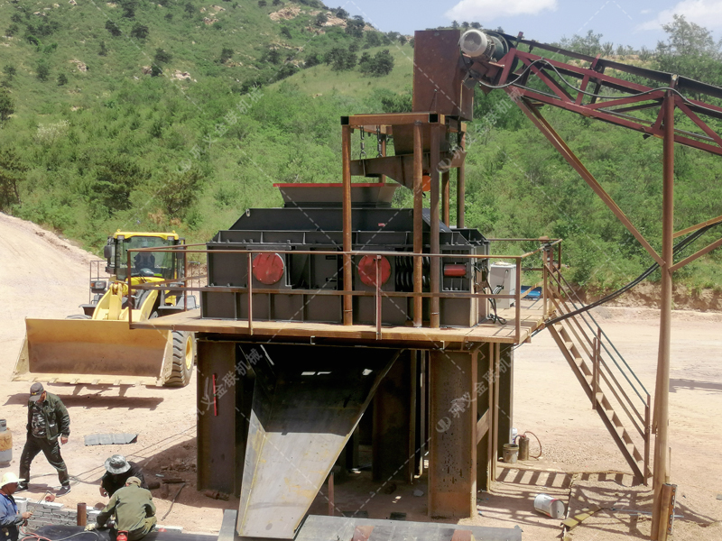 花崗巖制成沙子用對輥制沙機(jī)還是沖擊制砂機(jī)，哪個好用？